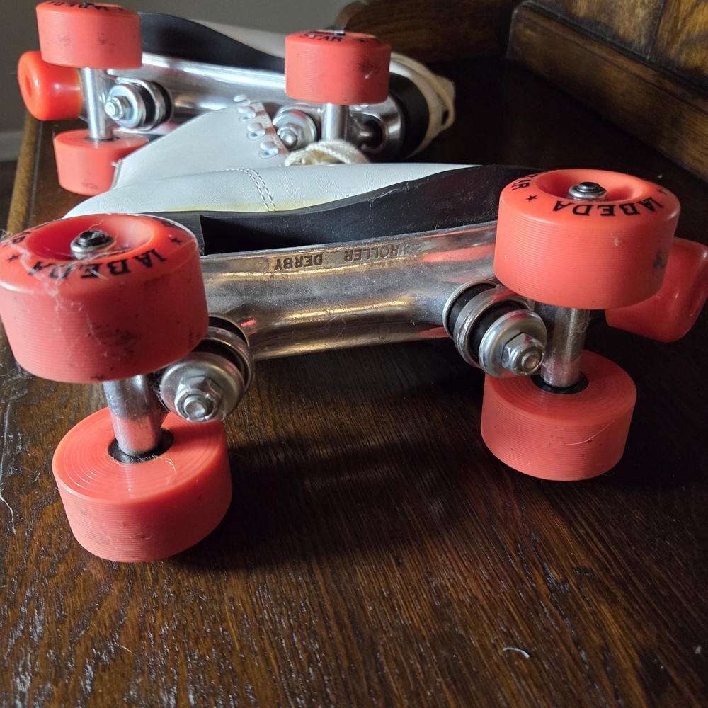 Classic White Roller Skates with Red Wheels - Picture 12 of 16